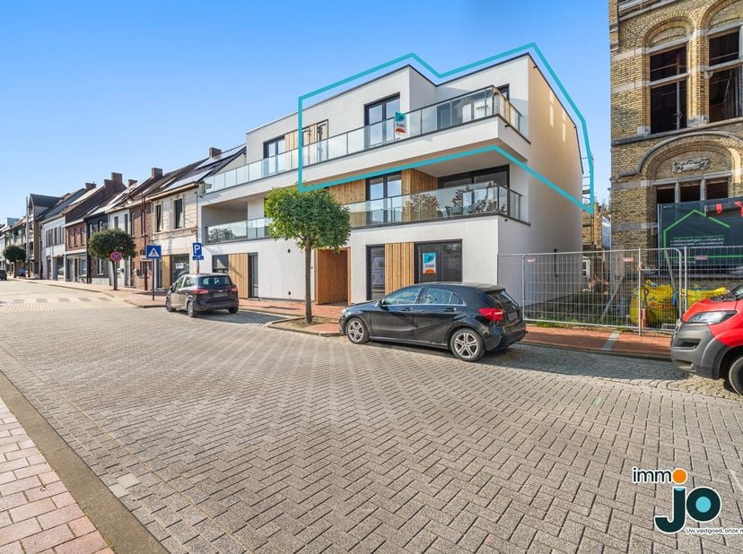 Dit prachtig georiënteerd assistentie-appartement is gelegen in het hartje van Lichtervelde, op een steenworp van de markt en op wandelafstand van bak