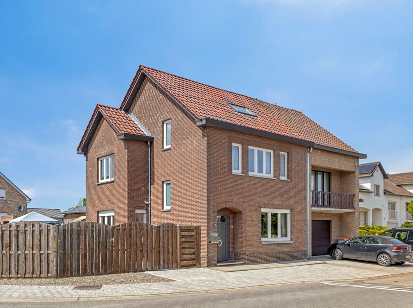 Op zoek naar een woning waar u meteen kunt intrekken, maar tegelijk nog uw eigen stempel op kunt drukken? Deze verrassend ruime woning in Schoorstraat