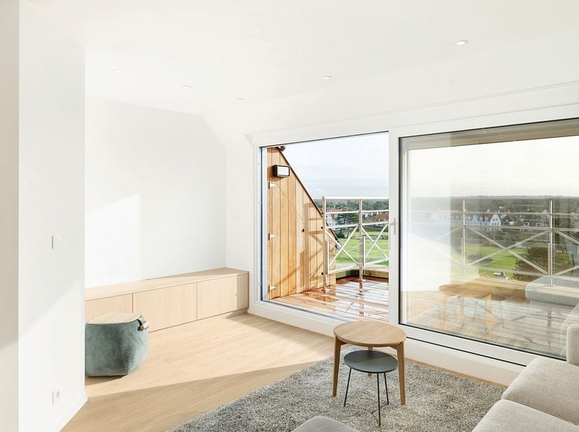 Ce magnifique penthouse rénové est situé sur la prestigieuse Kustlaan et allie confort luxueux et vue imprenable sur Le Zoute.&lt;br /&gt;
Dès lentrée, latt