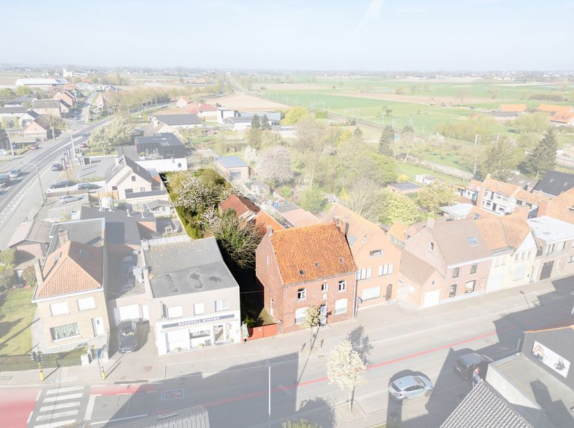 In het centrum van Handzame, een gezellige deelgemeente van Kortemark, vinden we deze te renoveren woning op een royaal perceel van maar liefst 1.040