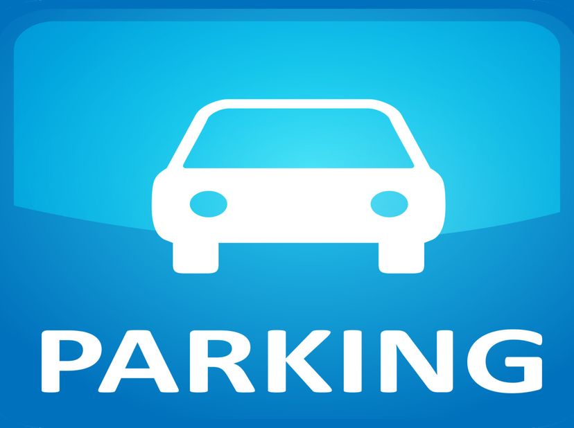 Au cur des Papeteries de Genval, bel emplacement de parking en sous-sols (emplacements et non box/garage) sécurisés par une porte sectionnelle et télé