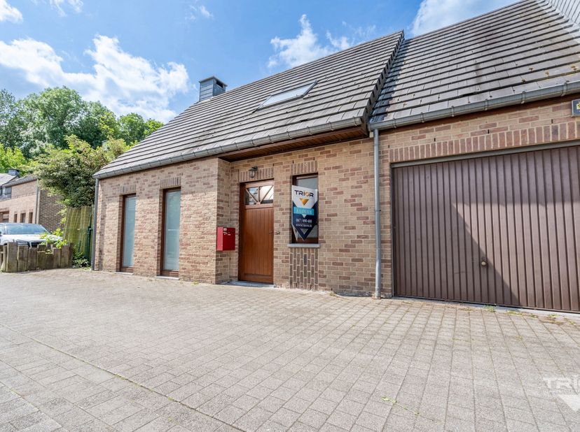 TRIOR Nivelles vous propose cette charmante maison située dans un agréable quartier résidentiel. Elle se compose comme suit: au rez-de-chaussée, un ha