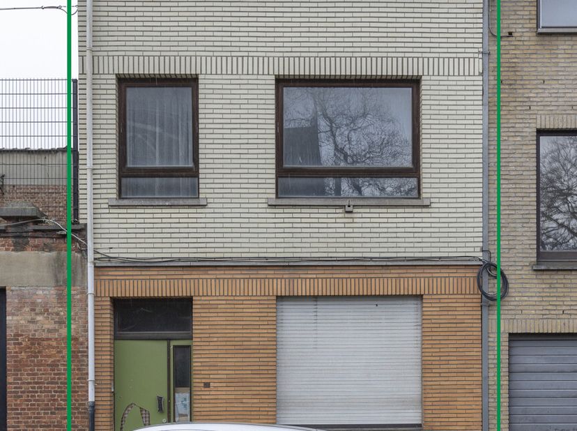 Une maison unifamiliale avec beaucoup de potentiel, située dans un quartier agréable de Laeken où il fait bon vivre. Cette maison se trouve à proximit