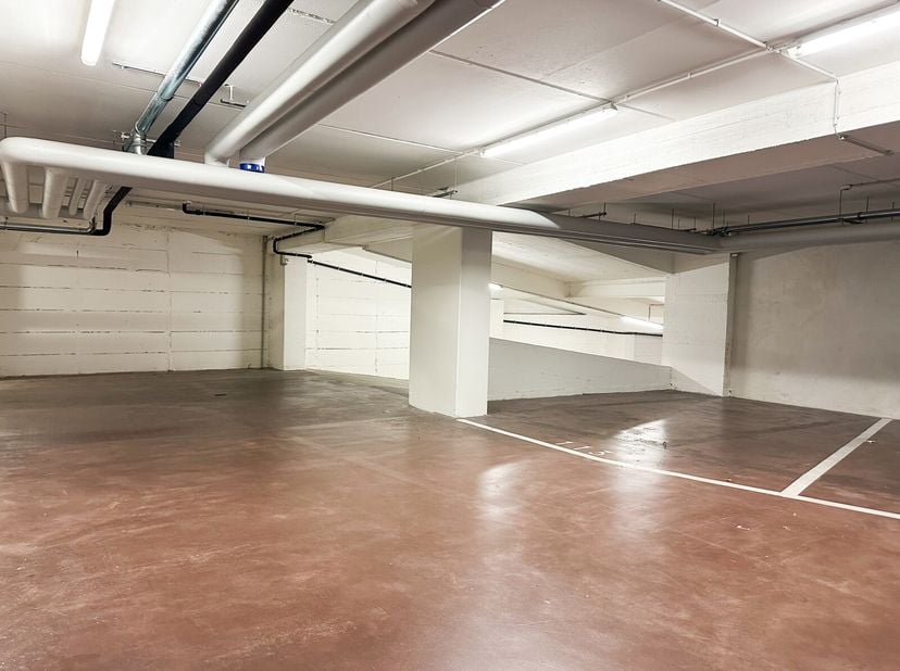 IXELLES - Au niveau -2 de la résidence Elysée, spacieux emplacement de parking. Accès via une télécommande, possibilité de sortie via ascenseur. N&#039;hés