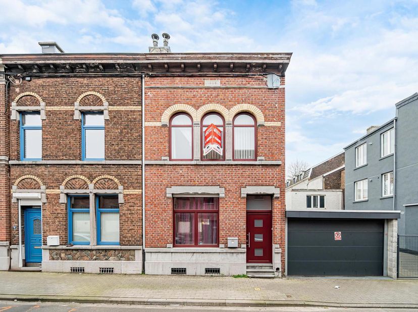 Belle maison spacieuse située au cur de Herstal, offrant un espace de vie confortable et chaleureux.&lt;br /&gt;
Cette propriété en excellent état, proche d