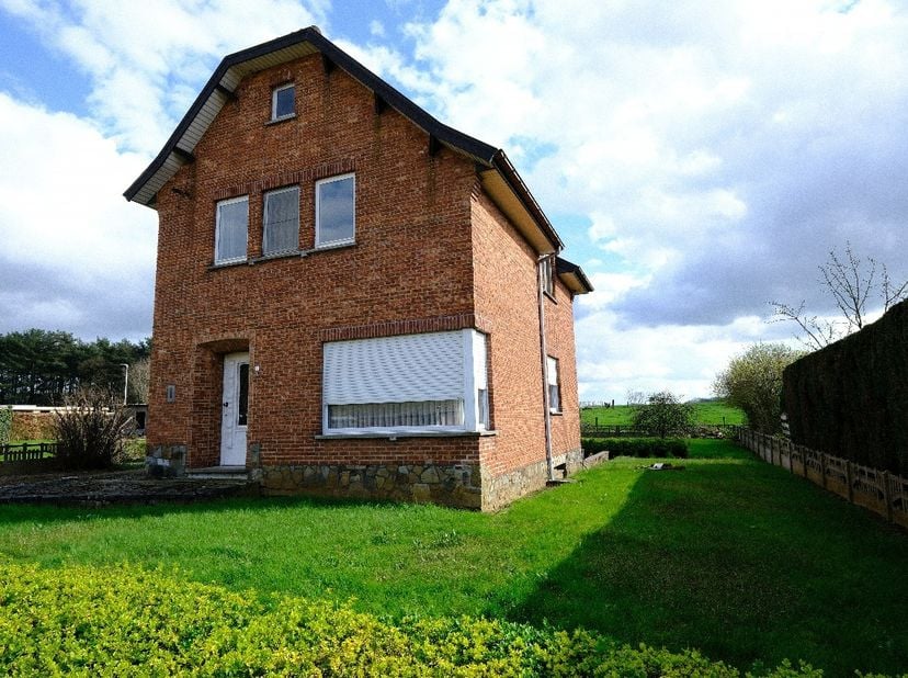 Wil je deze charmante en te renoveren woning in een groene glooiende omgeving, rustig gelegen tussen Schaffen (Diest), Tessenderlo, Lummen en Paal, gr
