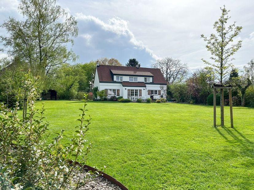*** OPTION - DANS L&#039;ATTENTE DE LA SIGNATURE DU BAIL *** Superbe villa &quot;Rigaux&quot;, entièrement meublée et idéalement implantée dans un écrin de verdure,