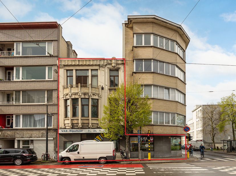 Commercieel handelspand/kantoorruimtes op een goede zichtlocatie te Borgerhout, met tal van mogelijkheden. Zeer centraal gelegen op 2km van centrum An