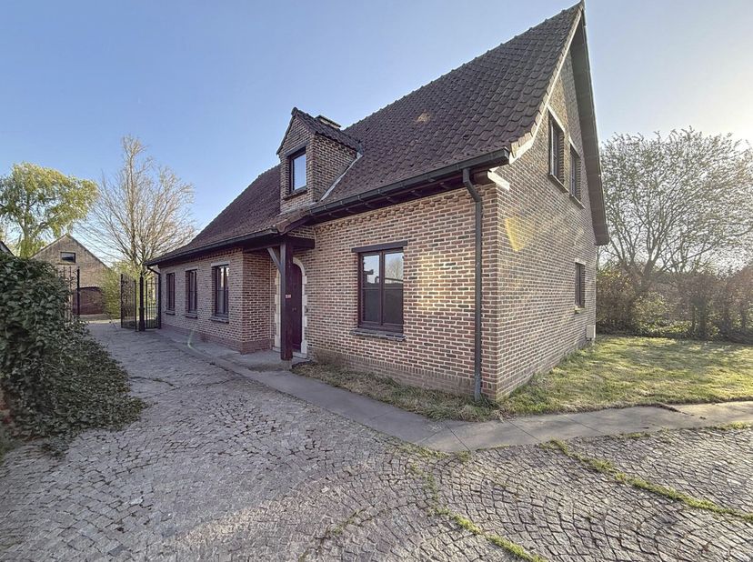 INSTAPKLARE WONING -  &lt;br /&gt;
 &lt;br /&gt;
Woonhuis, open bebouwing, met oprit en dubbele garage en tuin, gelegen te Lokeren, Gentse Steenweg 230.  &lt;br /&gt;