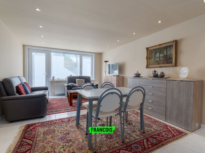 In de Ringlaan-Noord, op wandelafstand van het centrum van De Haan, bevindt zich dit volledig vernieuwde gelijkvloerse éénslaapkamerappartement met ee
