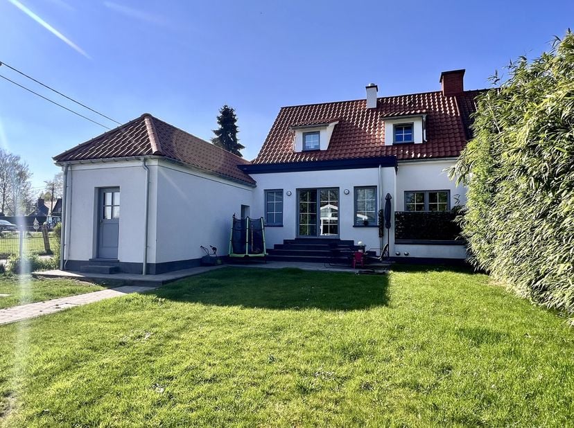 DEMANDE DE VISITE UNIQUEMENT VIA LE LIEN : https://hendrix.whoose.be/6700526L&#039;immobilière Hendrix vous propose cette charmante maison kangourou compos