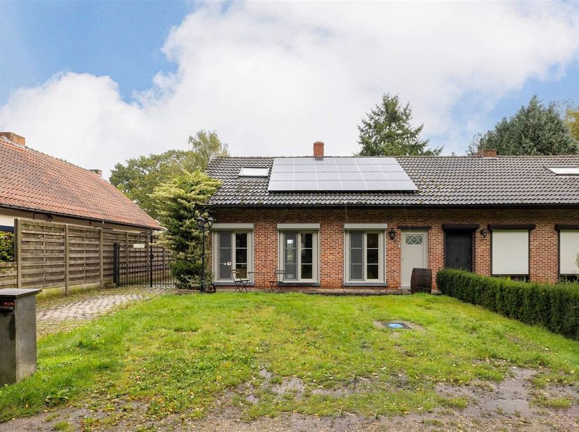 De woning is instapklaar, recent opgefrist de keuken en de badkamer in 2017 met hoogwaardige materialen.&lt;br /&gt;
We betreden de woning via de inkomhal.