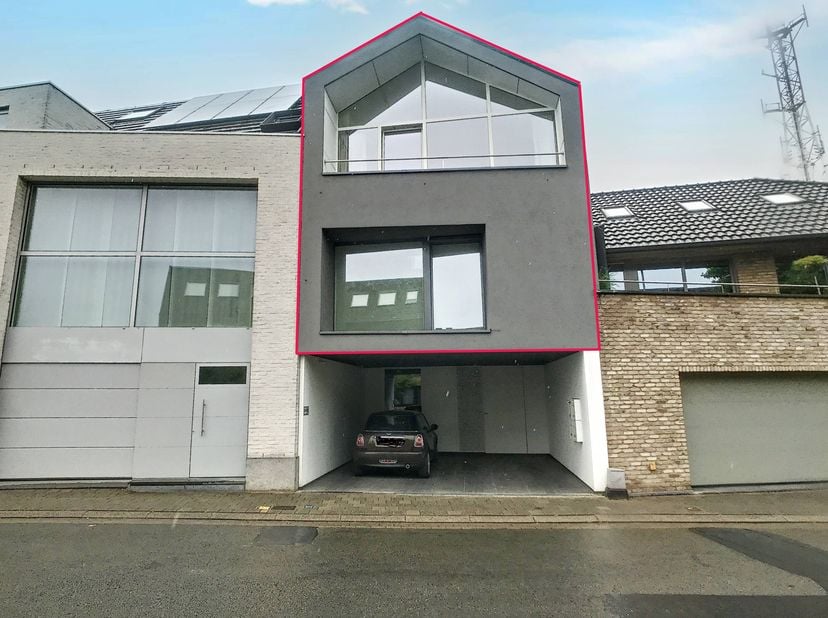 Dit modern duplex appartement situeert zich in het centrum van Waregem en is voorzien van 2 slaapkamers en een lichtrijke woonkamer met open keuken.&lt;b