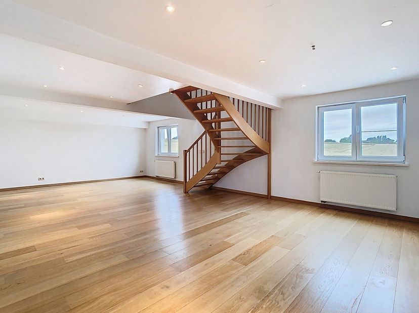 Idéalement situé, proche des commerces et des commodités,&lt;br /&gt;
nous vous présentons un SUPERBE DUPLEX 2 CHAMBRES (+/- 150 m²)&lt;br /&gt;
située au 1er éta