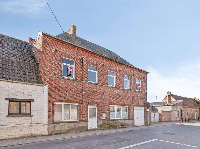 Vaste maison 5 chambres à rénover avec jardin et garage&lt;br /&gt;
Cette grande maison à rénover se compose comme suit:&lt;br /&gt;
REZ: un hall d&#039;entrée, trois