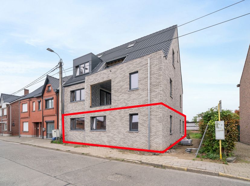 Op zoek naar een zeer energiezuinig nieuwbouwappartement met garage te Serskamp? Zoek niet verder! Dit appartement, deel van een kleinschalige residen