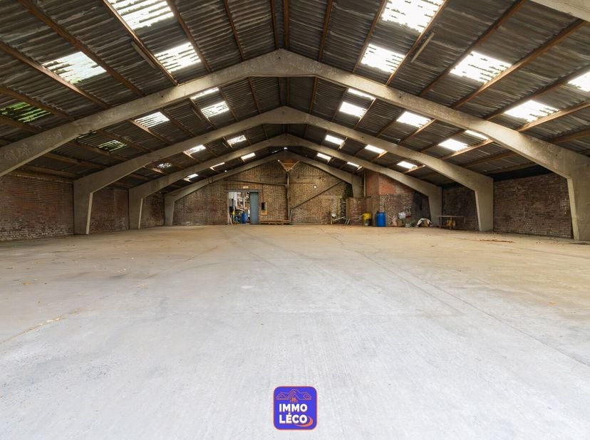 Entrepôt à usage de stockage d&#039;une superficie de +/- 500m²,&lt;br /&gt;
Accessible par un vaste parking privatif de +/- 600m²,&lt;br /&gt;
Portail en bois en faça