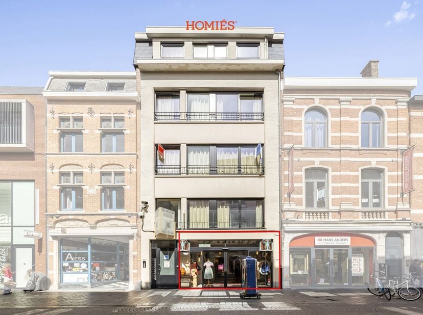 Graag stellen wij u dit ruime handelspand voor gelegen in de alom bekende Diestsestraat. Het pand heeft een oppervlakte van 140m2, tevens beschikt het