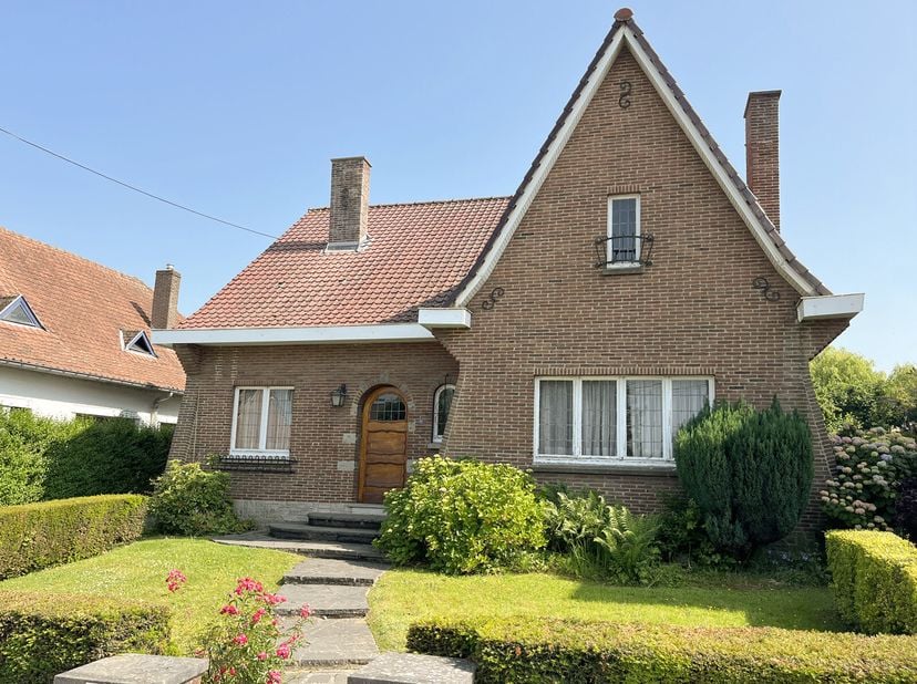 Ontvangen bod: 267.500euro. Droomt u van een atypisch, ruim pand op een steenworp van het stadscentrum? Deze karaktervolle villa, ideaal voor grote ge