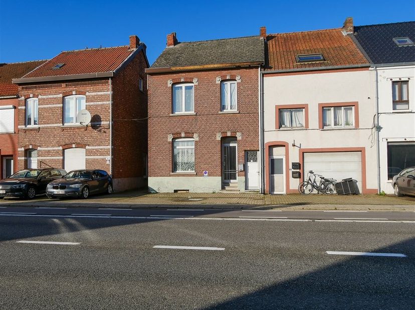 Het betreft een karaktervolle rijwoning op een perceel van 2 are 36 ca nabij het centrum van Heppen (Leopoldsburg). In de rechtstreekse omgeving van h