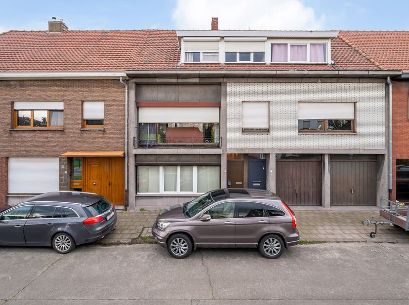 Vlakbij winkels en met heel leuke wandelmogelijkheden vindt u dit ruim appartement. Bovendien geniet u van een lichtrijke tuin om tijdens de zomermaan