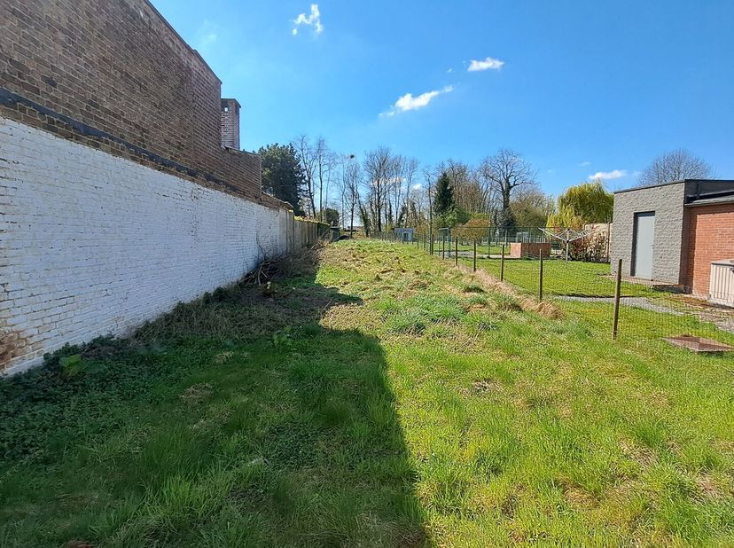 Betaalbare grond van 6a 06ca voor twee-gevelwoning met zuid gerichte tuin in het landelijke Neerwinden. Mogelijk om u te baseren op eerdere omgevingsv