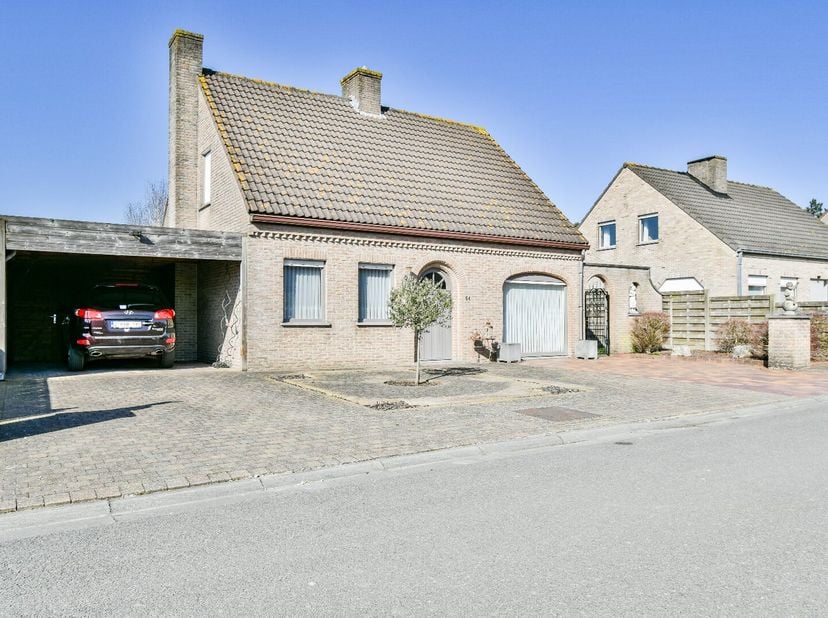 Welkom in de Kapellestraat 54, een villawoning gelegen in een residentiële en doodlopende woonwijk. In de nabije omgeving zijn er supermarkten, schole