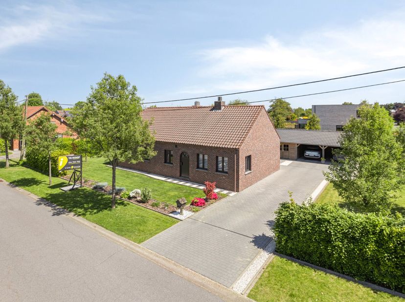 Deze gelijkvloerse woning werd in 1993 gebouwd met aandacht voor duurzaamheid en kwaliteit. Doorheen de jaren werd deze woning ook voorzien van heel w