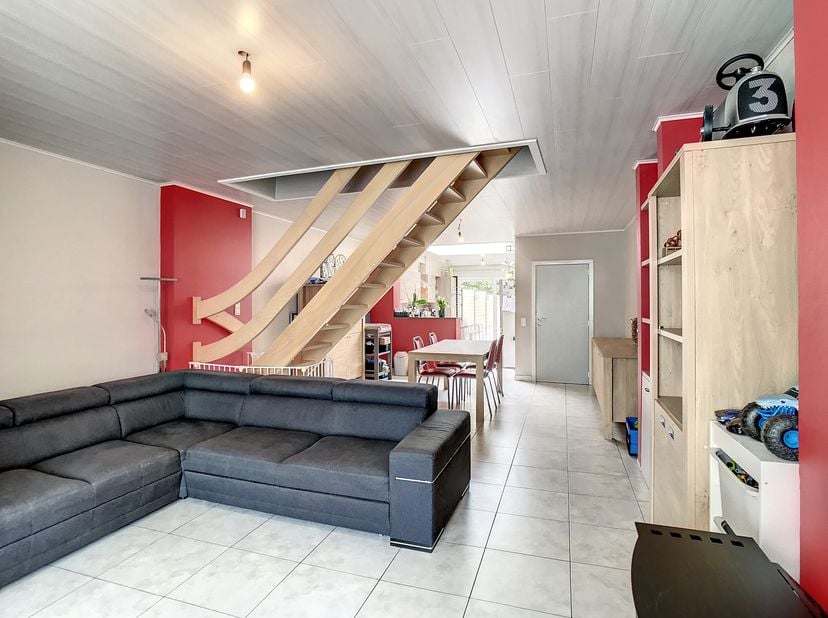 Ben je geïnteresseerd in dit pand te huur in Ieper? Surf dan naar de website www.dewaele.com, klik op de rode knop &#039;Bezoek aanvragen&#039; en vul het huurd