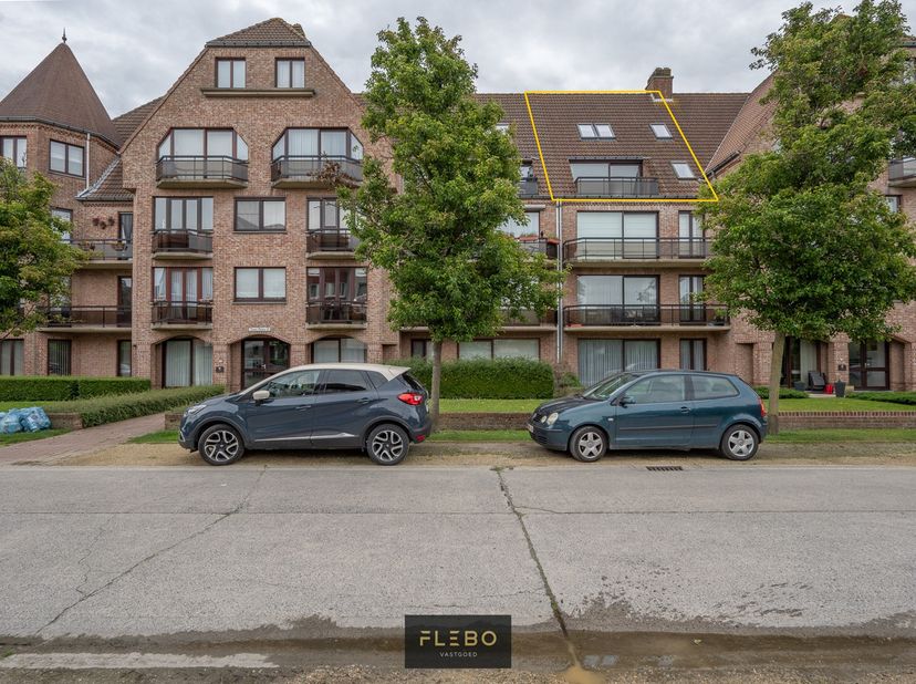 Gelegen vlakbij het commerciële centrum van De Haan treffen we dit aangename, goed onderhouden appartement met 3 slaapkamers en aangenaam terras.&lt;br /
