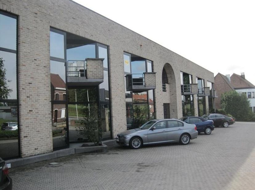 Bureaux confortables à côté d&#039;E40 à Ternat. Espace au premier étage de 228m².  Possible de transporter des biens au premier étage avec un monte-charge