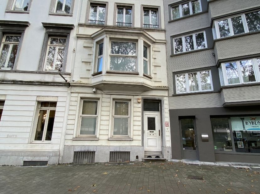 Kantoorgebouw ideaal gelegen tussen Kunstlaan en Madou plein. Tal van voorzieningen (winkels, restaurants, fitnesscentrum) in de buurt en gemakkelijk
