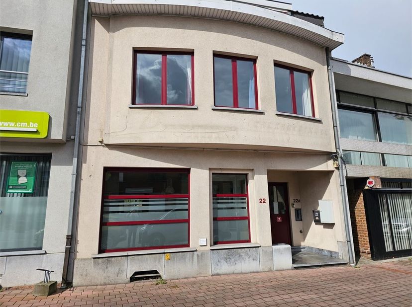 Dit gebouw, in het centrum van Galmaarden gelegen, bestaat uit 2 appartementen. &lt;br /&gt;
&lt;br /&gt;
Het gelijkvloers appartement (+/-75m²) omvat een inkomha