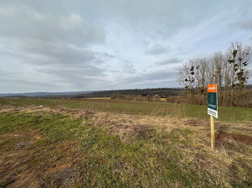 TERRAIN de ± 1.434m² :&lt;br /&gt;
 Zone : en zone dhabitat à caractère rural,&lt;br /&gt;
 Orientation : Nord,&lt;br /&gt;
 Largeur façade : ± 16m,&lt;br /&gt;
 Profondeur :
