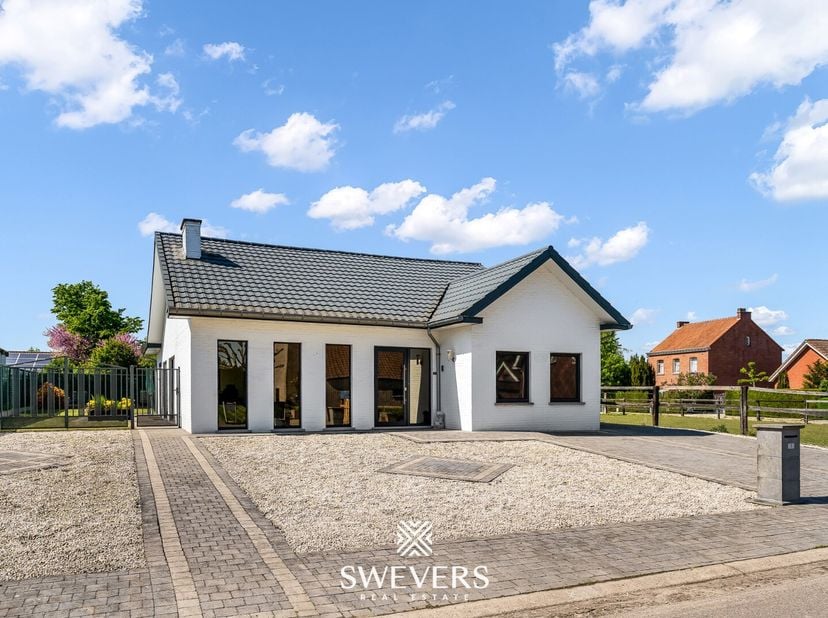 Voor meer info en fotos, surf naar www.swevers.be  Deze instapklare open bebouwing in de Bosveldstraat 1 te Hasselt combineert landelijke rust met sta