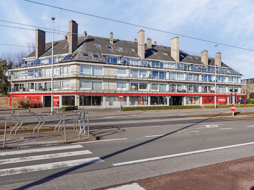 Ce spacieux espace commercial peut être loué au Koninklijke Baan 228 à Koksijde-Bad. En raison de son emplacement en angle, ce bâtiment bénéficie d&#039;un
