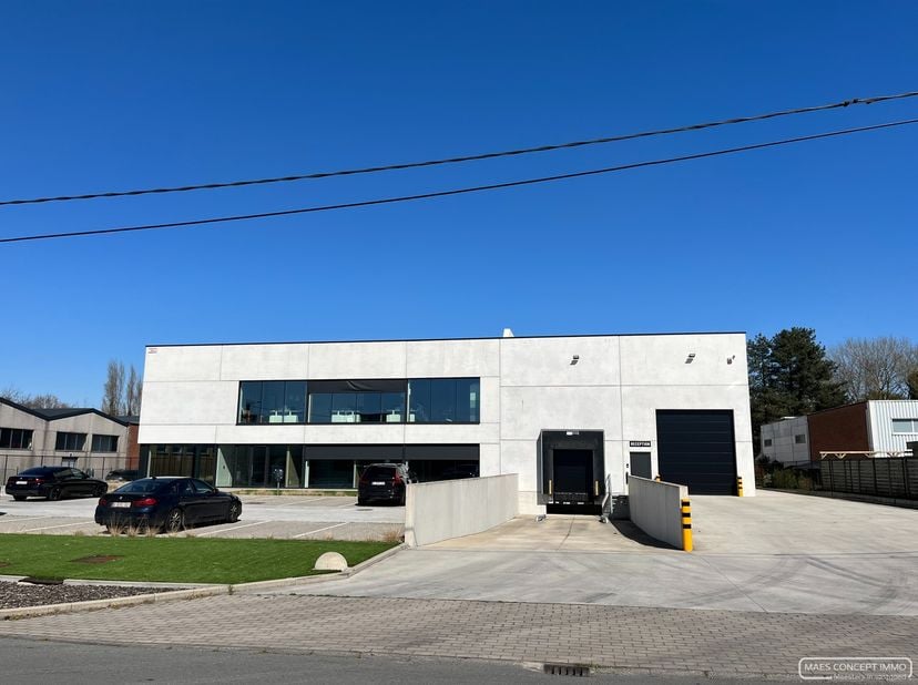 Recent gebouw, uiterst geschikt als opslag of werkplaats&lt;br /&gt;
OPPERVLAKTE&lt;br /&gt;
&lt;br /&gt;
&lt;br /&gt;
	-Ruim magazijn van 1890 m², grote overspanning, geen k