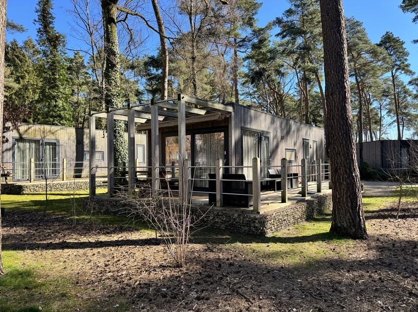 Bent u op zoek naar een slimme en zorgeloze investering? Ontdek deze twee moderne vakantiewoning op EuroParcs Hoge Kempen, gelegen in het prachtige Zu