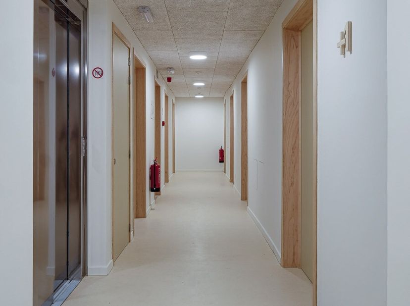 Deze gemeubelde studentenkamer heeft een bewoonbare oppervlakte van 31m² en is ingedeeld als volgt: Voor meer info ga naar https://www.era.be/nl/te-hu