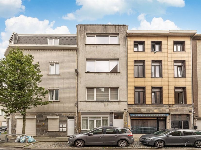 Immeuble de rapport comprenant trois appartements. Cet immeuble de rapport est idéalement situé à proximité de toutes sortes de commodités. Aménagemen