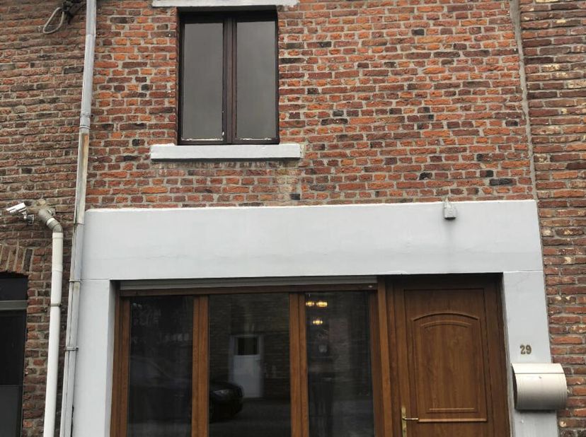 MAISON 1 CHAMBRE À RAFRAÎCHIR  &lt;br /&gt;
 &lt;br /&gt;
Petite maison 2 façades. En retrait de la route, et proche de toutes commodités (bus, école, boulangerie