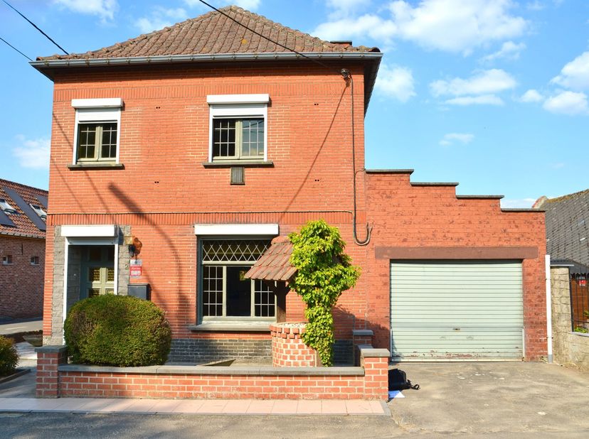 Maison BIEN SITUÉE avec 3 chambres, GARAGE et JARDIN. AGENCEMENT : hall d&#039;entrée avec escalier, cuisine avec coin repas, SPACIEUX séjour, buanderie/lo