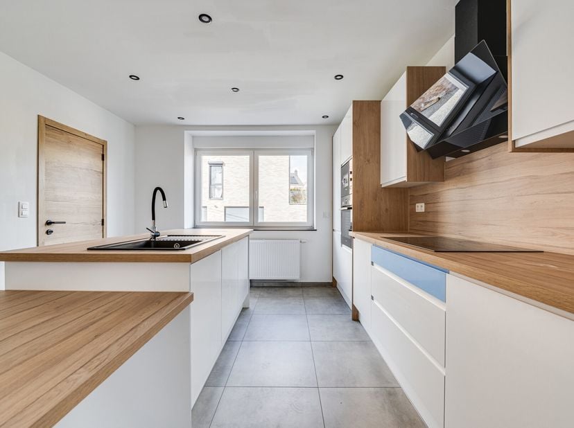 OPTION ! OPTION ! OPTION ! L&#039;Immobilière de MARNEFFE vous propose cette spacieuse et lumineuse habitation rénovée en 2024 de 180m² habitables située a