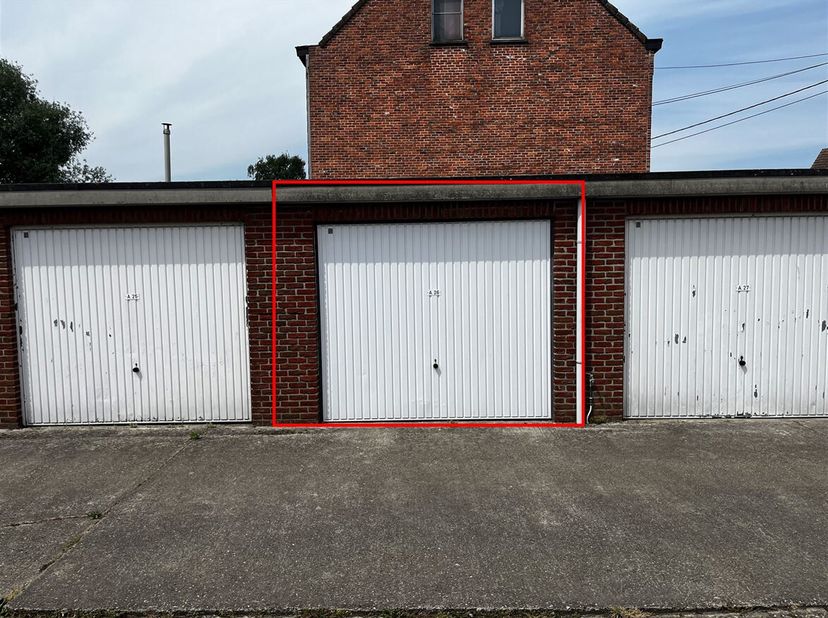 Garagebox in centrum Lier! &lt;br /&gt;
De garage is gelegen te Zonstraat, garage nr. A26.&lt;br /&gt;
Afgesloten garage met kantelpoort gelegen op gelijkvloers.