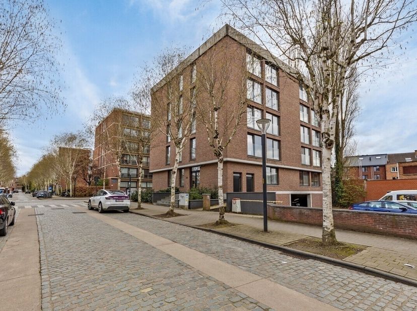 OPEN DEUR Zat. 19/7. Deze gemeubelde flat is vrijblijvend te bezichtigen op zaterdag 19 juli tussen 16u00 en 17u00. U bent van harte welkom! De reside