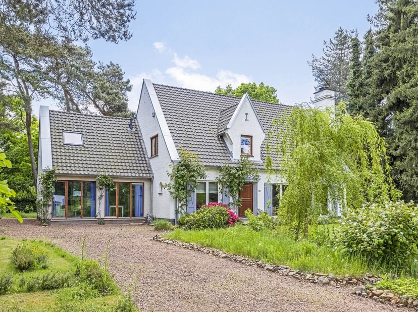 Cette villa magnifiquement rénovée avec une annexe, idéale comme maison de vacances, est située sur un terrain spacieux de 21A 09CA dans le magnifique