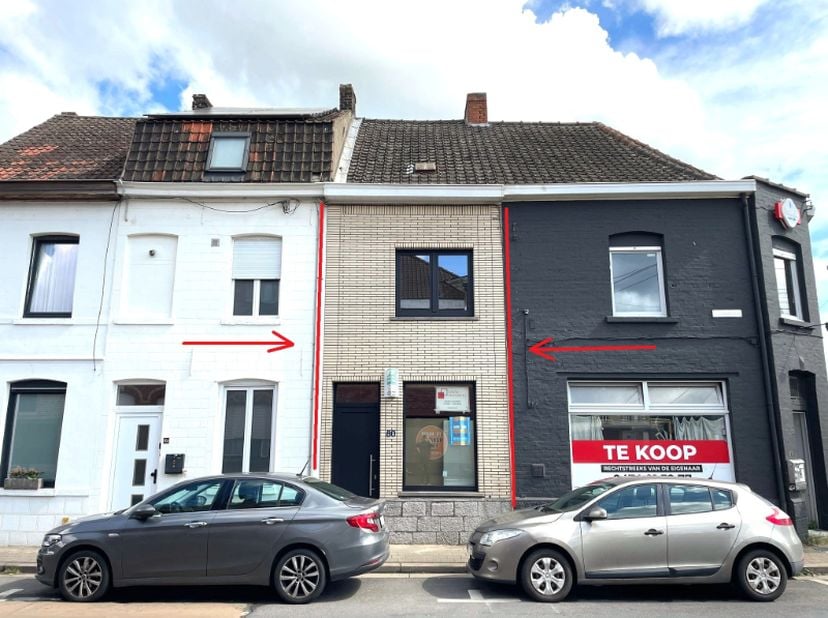 Rijwoning te koop met koer en 3 slaapkamers. De woning heeft wat opknapwerk nodig.&lt;br /&gt;
De ruime leefruimte, de gezellige koer en de droge kelder bie