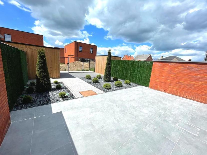 Prachtig afgewerkte nieuwbouwwoning met 3 slaapkamers gelegen in een rustige, doodlopende straat, nabij het centrum van (Over)Pelt.&lt;br /&gt;
De woning is