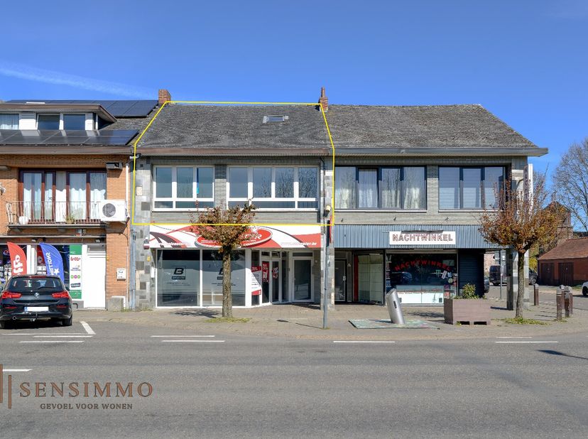 Ontdek dit dakappartement op de eerste verdieping aan de Zavelriesstraat 49/12 te Genk. Dit appartement biedt de perfecte combinatie van comfort en du