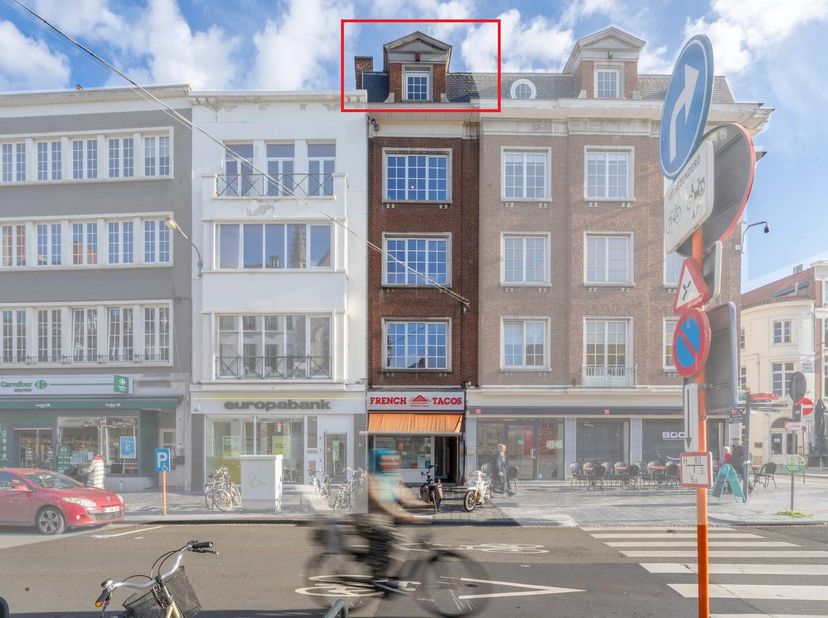 Centraal gelegen instapklaar appartement te koop te Kortrijk. Nabij de verlaagde Leieboorden en met zicht op de Grote Markt. Dit verzorgd appartement